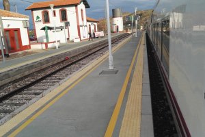 Talgo en la estación de Fiñana.