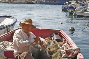 Un pescador de artes menores preparando sus aparejos.