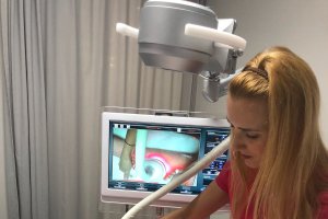 Una profesional de FarmaEstetic aplicando Cyclone.