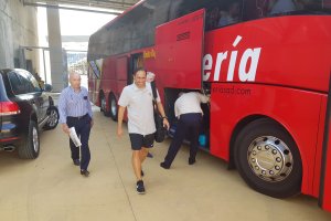 Fran Fernández y Luis Guillén llegando al autocar.