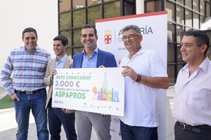 Ecovidrio entrega el cheque de 3.000 euros a la Asociación Aspapros en Alcaldía.