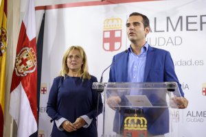 El alcalde almeriense, Ramón Fernández-Pacheco, acompañado en la rueda de prensa por la concejal de Empleo, Pilar Ortega.
