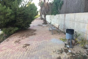 Suciedad y descuido de la vegetación en una zona de la costa.