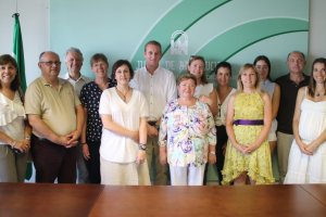El delegado, con responsables del Parque nacional y empresarios firmantes de los convenios.