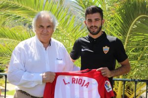 Alfonso García presentando a Luis Rioja.