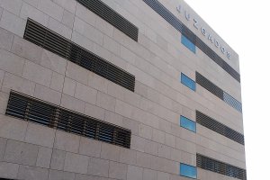 La víctima estaba impedida y echada en la cama junto a su hijo.