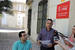 Indalecio Gutiérrez y Pedro Díaz realizando declaraciones a los medios de comunicación sobre el asunto.