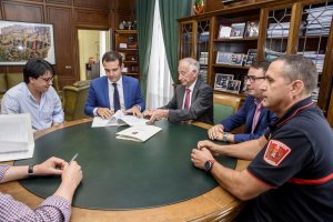 el alcalde de Almería y el presidente de la Diputación, durante la firma del convenio de colaboración.