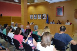 Reunión de coordinación entre Ayuntamiento y vecinos para preparar las fiestas.