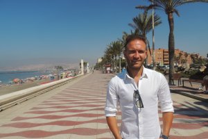 Diego Capel posa para LA VOZ en el Paseo Marítimo de Almería.