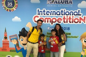 Alejandro y Daniel, tercero y segundo del mundo, con sus padres tras competir en Moscú.