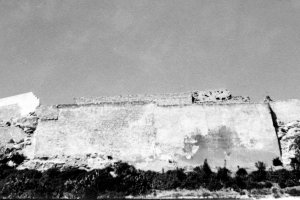 Los muros terrosos y austeros de la fortaleza formaron parte del último recuerdo de su ciudad natal.