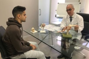 Ripol explicándole a Fran Rodríguez la lesión que se produjo la pasada temporada.