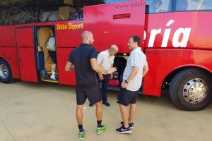 Nano González y Fran Fernández en el autobús rojiblanco.