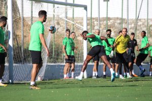 Sekou rematando de cabeza en el entrenamiento.