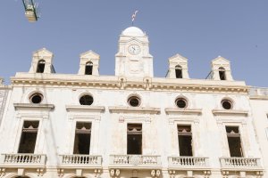 La fachada principal de las Casas Consistoriales estará revestida con piedra natural tras una nueva actuación.