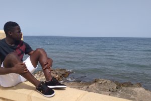 Ibra mirando al mar, como buscando el sueño de cualquier niño: ser futbolista profesional.