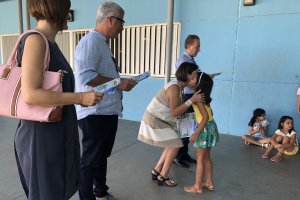 África Obispo entregando un diploma en compañía del alcalde.