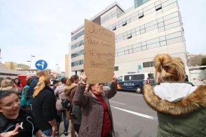 Concentración en la Ciudad de la Justicia de Almería durante la declaración de Ana Julia Quezada en marzo