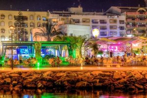 Turistas en las terrazas del Malecón de Garrucha durante una noche veraniega.