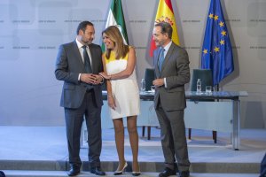 Ábalos, a la izquierda, ayer junto a Susana Díaz.