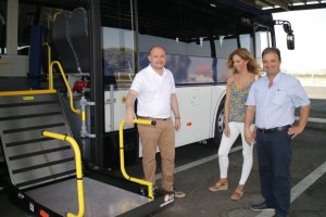 El delegado de Fomento y el gerente de Autocares Baraza junto a uno de los nuevos vehículos.