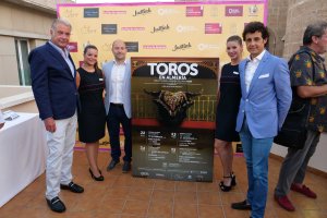 Personal de Dimoba con Óscar Chopera y el torero Ruiz Manuel