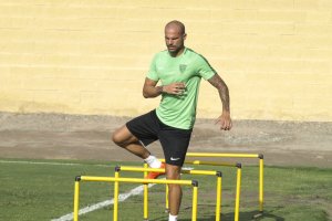 Nano González entrenando al margen en la Vega.