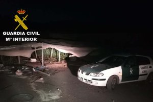 La Guardia Civil, en la finca donde se halló la marihuana.