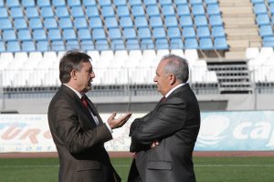 Alfonsín charla con Alfonso García.