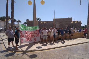 Concentración de \'Gentes del Mar Indalo\' frente al ayuntamiento.