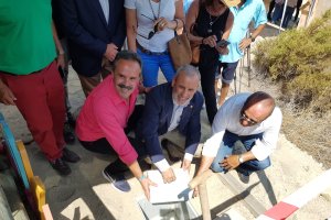 El alcalde de Vera, Félix López, el delegado de Cultura y el comisionario del V Centenario, ponen la primera piedra.