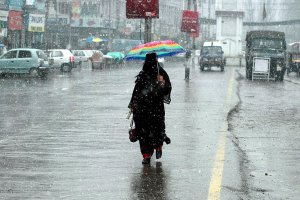 Una mujer con velo integral bajo una nevada