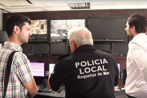 El ingeniero Ramón González, y concejal Fracisco Gutiérrez supervisan las pantallas.