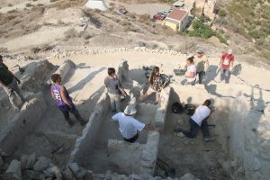 Restos arqueológicos de una de las construcciones halladas en la excavación de Mojácar la Vieja.