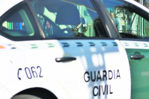 Una patrulla de la Guardia Civil inspecciona en los alrededores de un centro educativo
