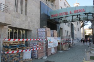 Trabajos que se están realizando en el inmueble del Gran Hotel Almería y que muchos ven como una posibilidad de que vuelva a abrirse.