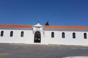Fachada del Cementerio Municipal de Adra.