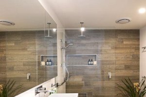 Baño sin barreras pero cuidando la estética.