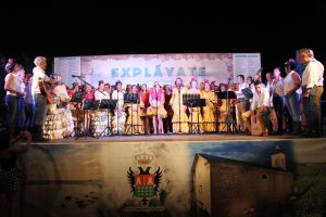 Los coros rocieros durante su actuación conjunta.