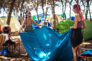 Asistentes a Dreambeach en la zona de acampada
