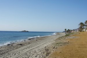La playa de El Ancón o Lancón sufre pérdidas de arena cada vez que hay fuertes temporales de levante.