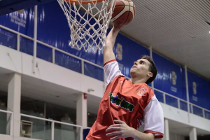 El canterano entrando a canasta.