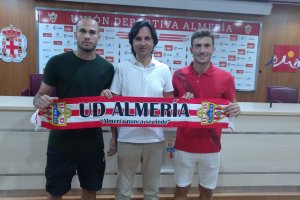 La presentación de los dos jugadores del Almería B.
