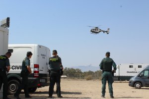 Efectivos de la Guardia Civil y helicóptero en el Puesto de Mando de Dreambeach.