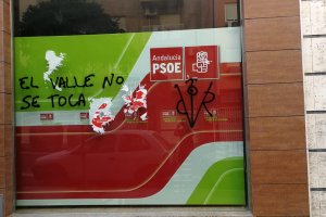 Pintada en la sede del PSOE local.