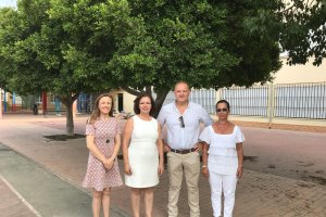 La delegada de Gobierno, Gracia Fernández. ha visitado el colegio cuevano.