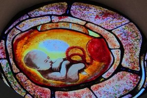 Rosetón de un feto en el momento previo al parto en la iglesia de Turre.