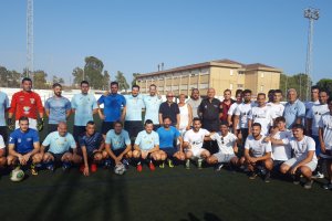 Foto de familia de los dos equipos instantes antes de arrancar el partido.