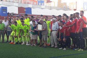 Los jugadores rindiendo homenaje a Parrilla.